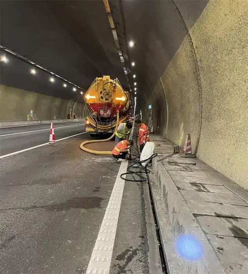 元江隧道排水渠清淤